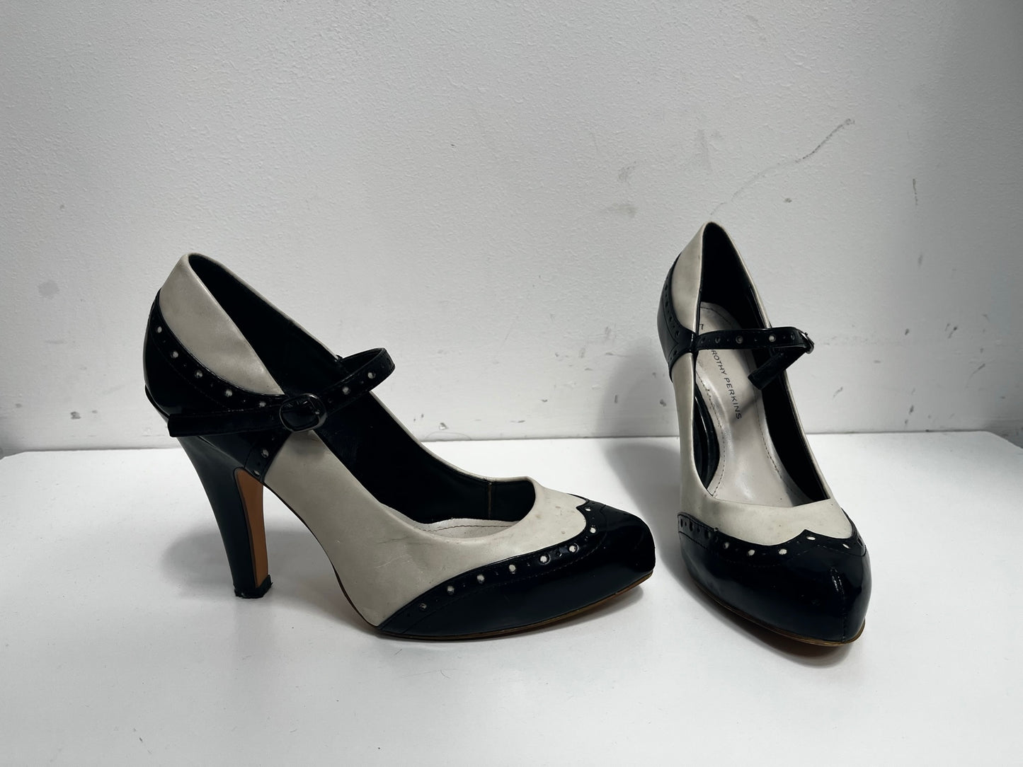 Black & White Mary Jane Heeled Shoes Size 7 - USED