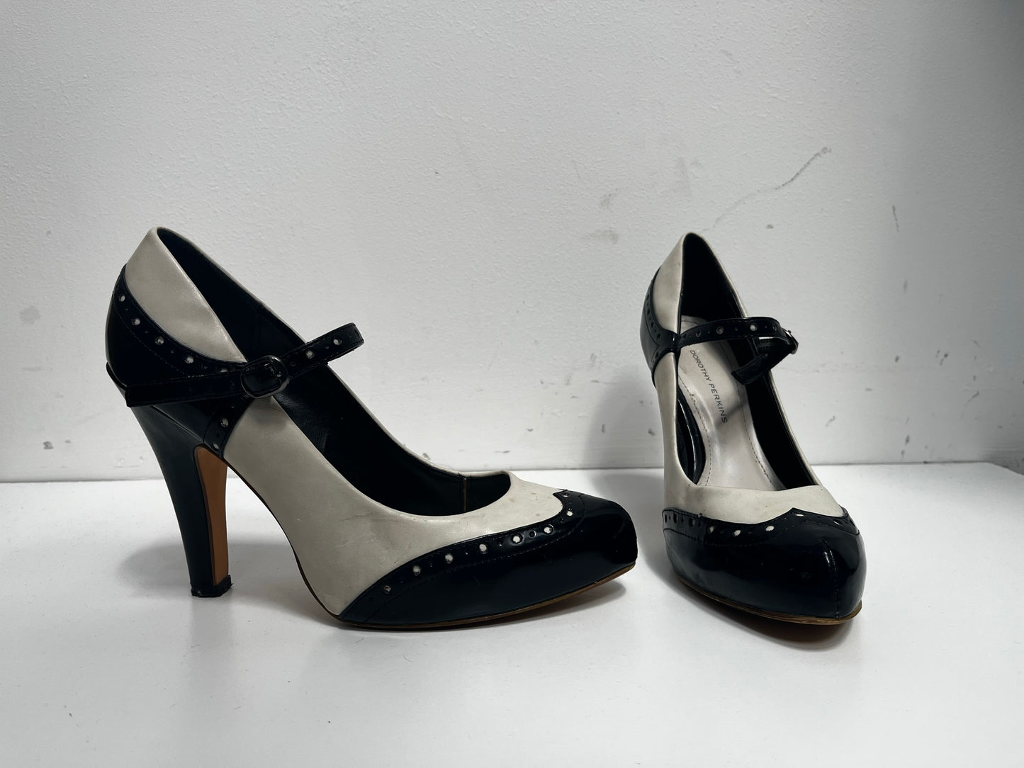 Black & White Mary Jane Heeled Shoes Size 7 - USED