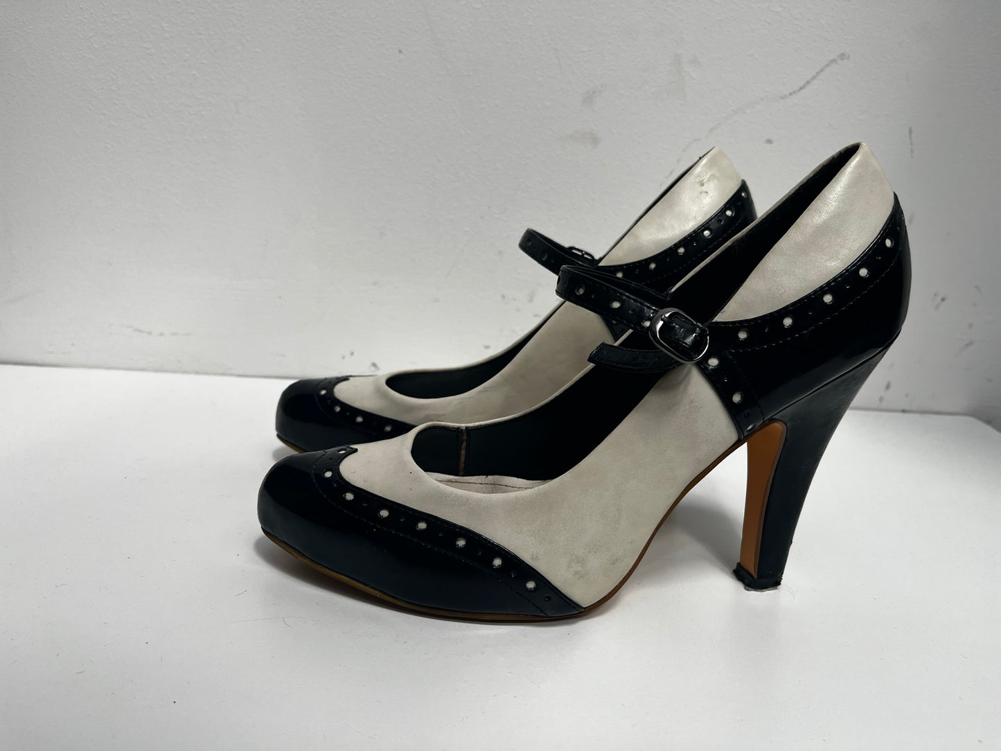 Black & White Mary Jane Heeled Shoes Size 7 - USED