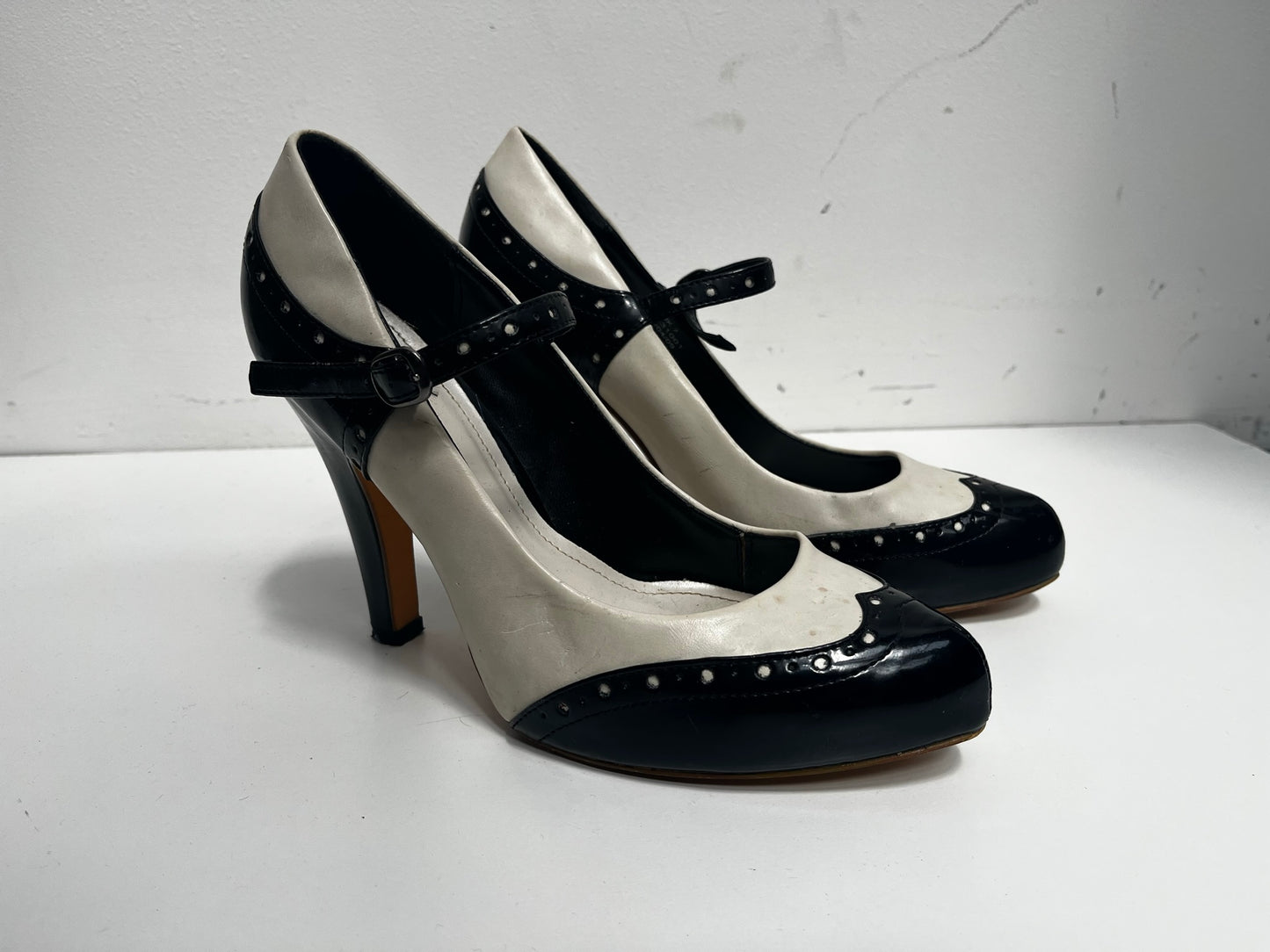 Black & White Mary Jane Heeled Shoes Size 7 - USED