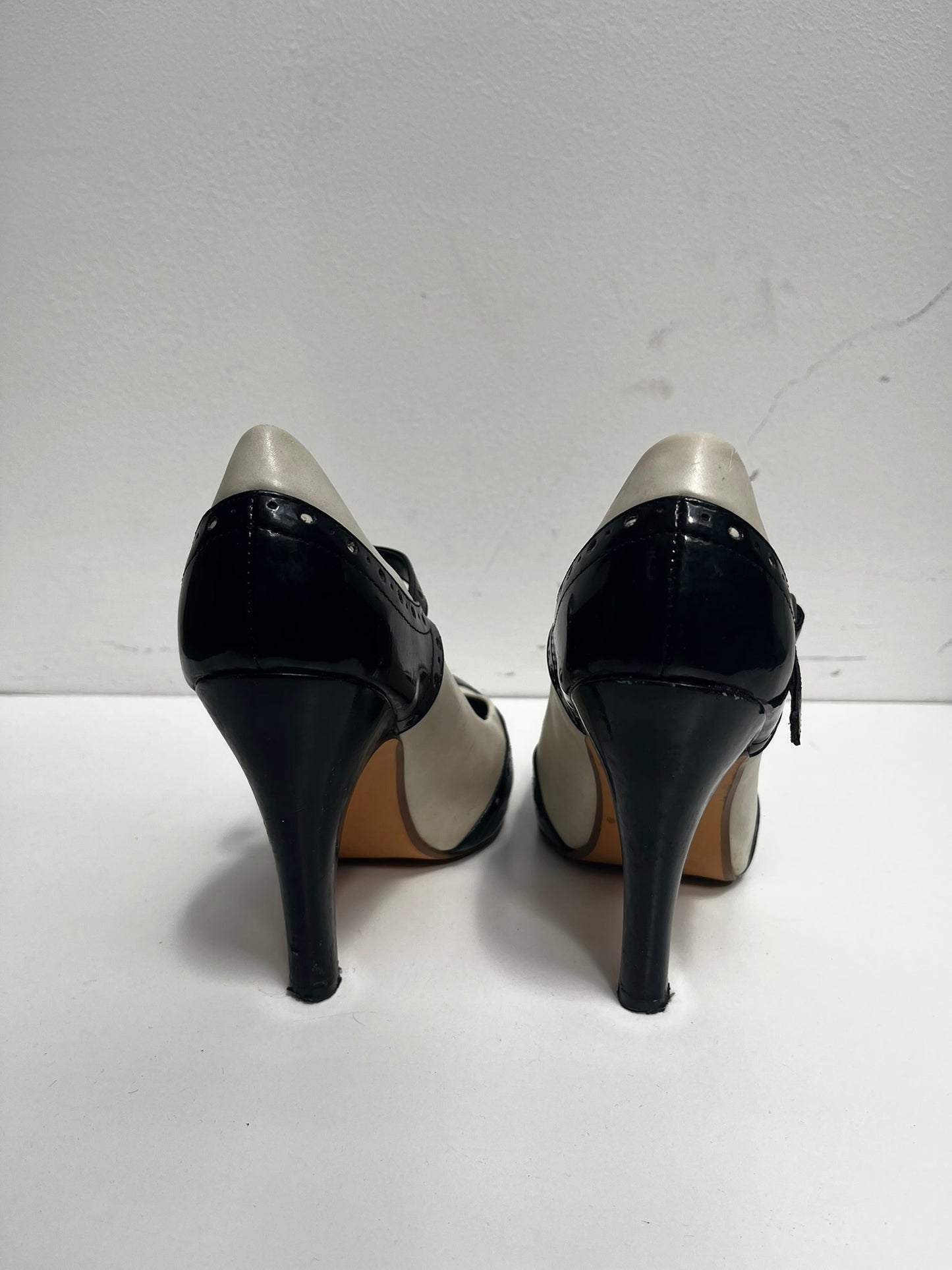 Black & White Mary Jane Heeled Shoes Size 7 - USED