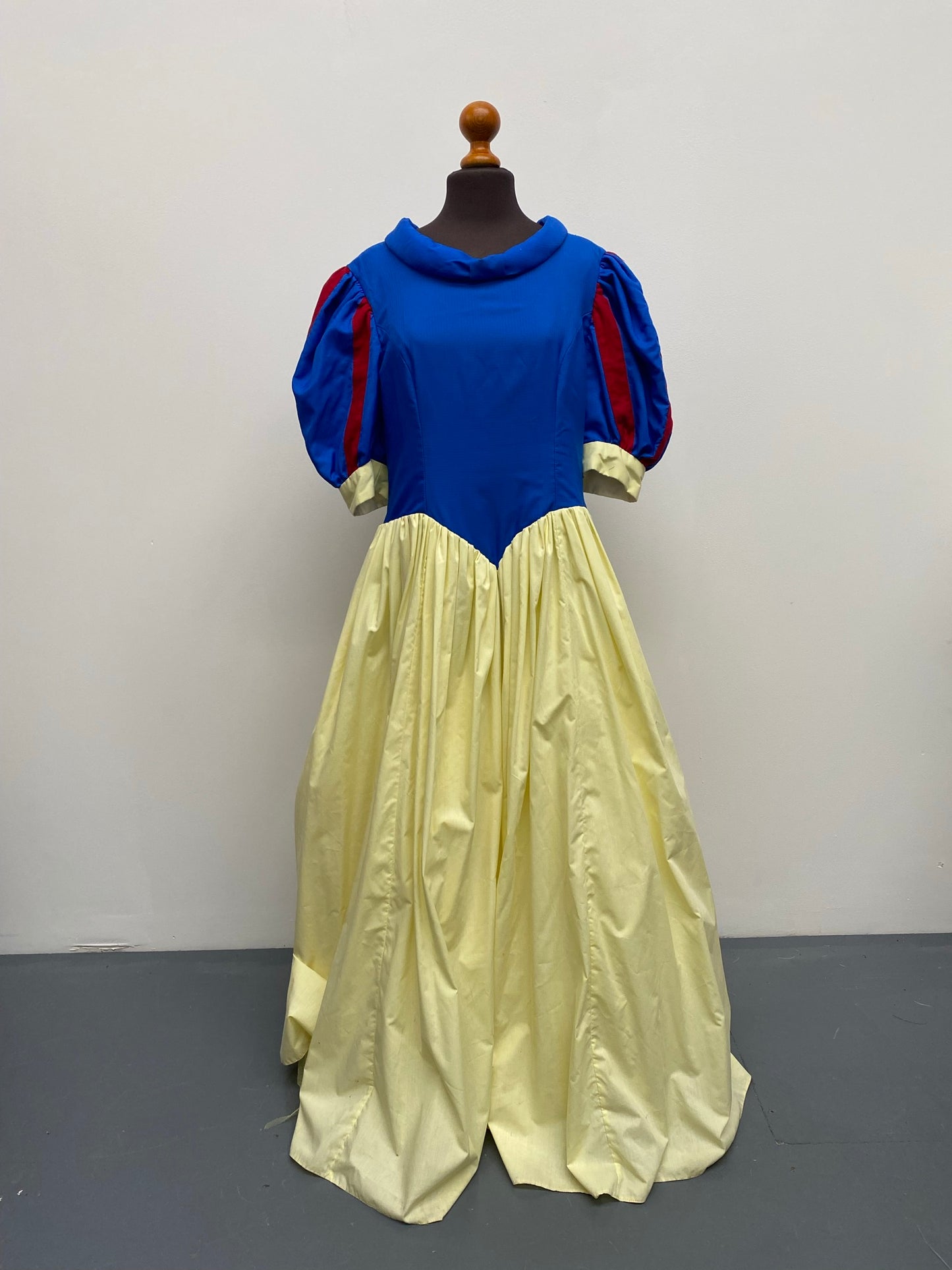 Adults Snow White Dress size 16-18 - Ex Hire Theatre Costume